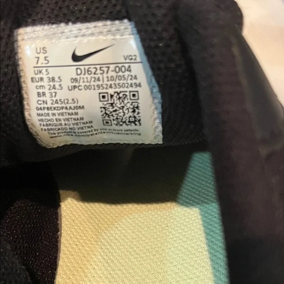 Nike Tanjun Black and White Sneakers - Picture 2 of 6